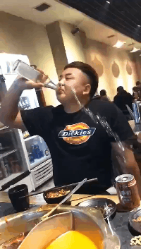 哥们,你是喝不下去了吗?那就别逞强了!