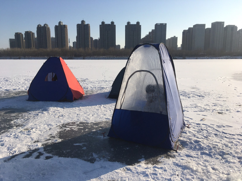 沈阳浑河冰面上现帐篷休闲