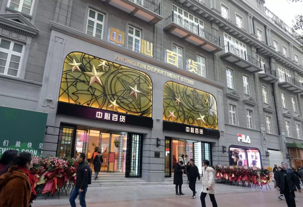 在江汉路上,有家82岁的商场回来了