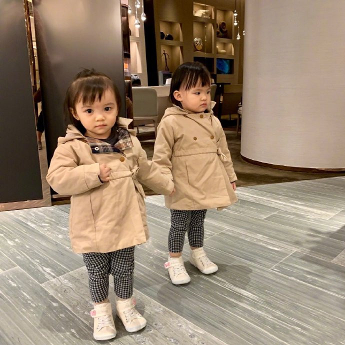熊黛林新年首晒双胞胎女儿萌照,两萌娃穿姐妹装手牵手
