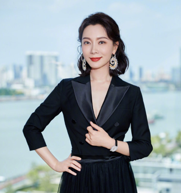 陈数时尚写真图片,身穿黑色西装,尽显知性优雅魅力.