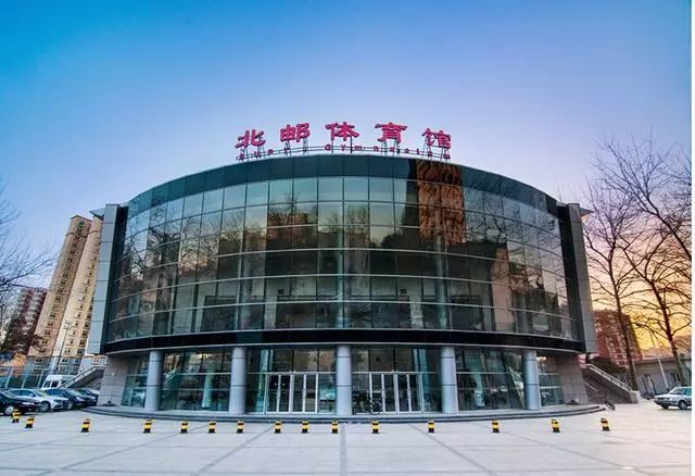 北京大学北邮体育馆 北京邮电大学,简称北邮,是中华人民共和国教育部