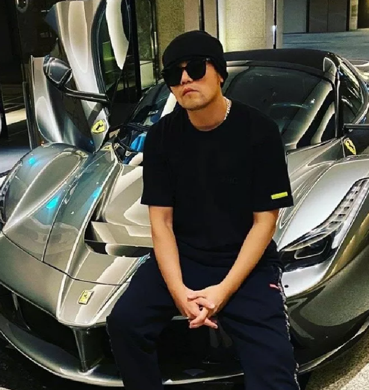 吴亦凡"炫富"晒豪车,有谁注意周杰伦的评论?网友:关公