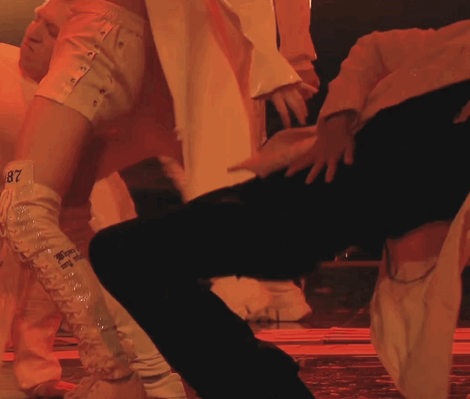 肖战跨年大胆挑战下腰顶胯舞,因太累出汗