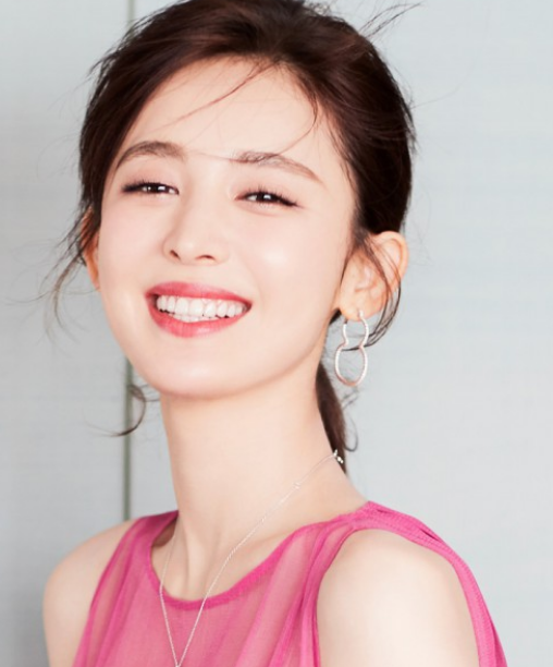 古力娜扎清新写真,甜美的笑容,尽显迷人气质