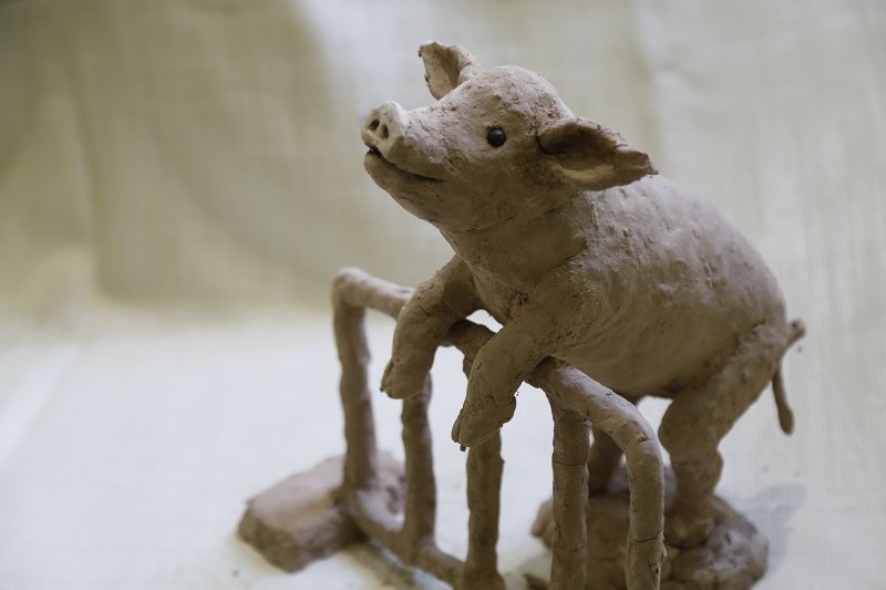 图为"十二生肖"泥塑作品——猪.