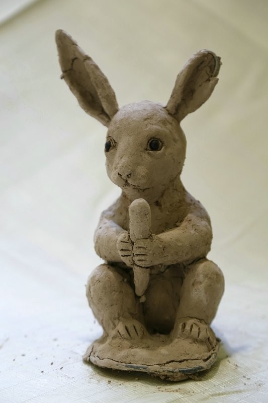 图为"十二生肖"泥塑作品——兔.