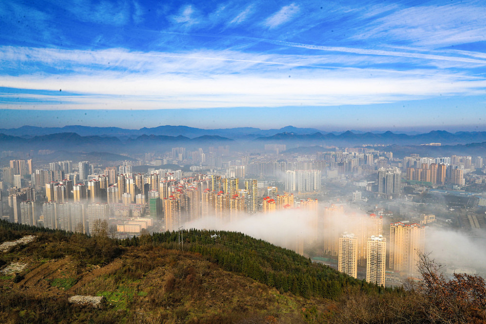 贵州毕节现平流雾景观,城市宛如仙境