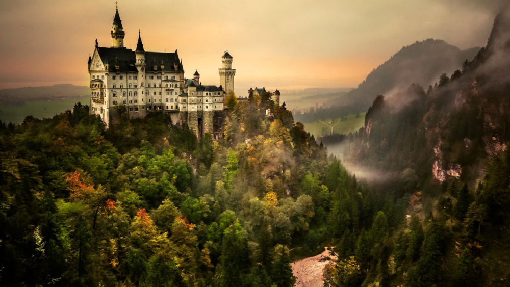 德国新天鹅城堡宽屏壁纸,绿意盎然,唯美秀丽