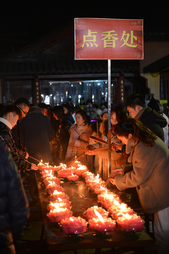 南京:市民烧香祈福迎新年