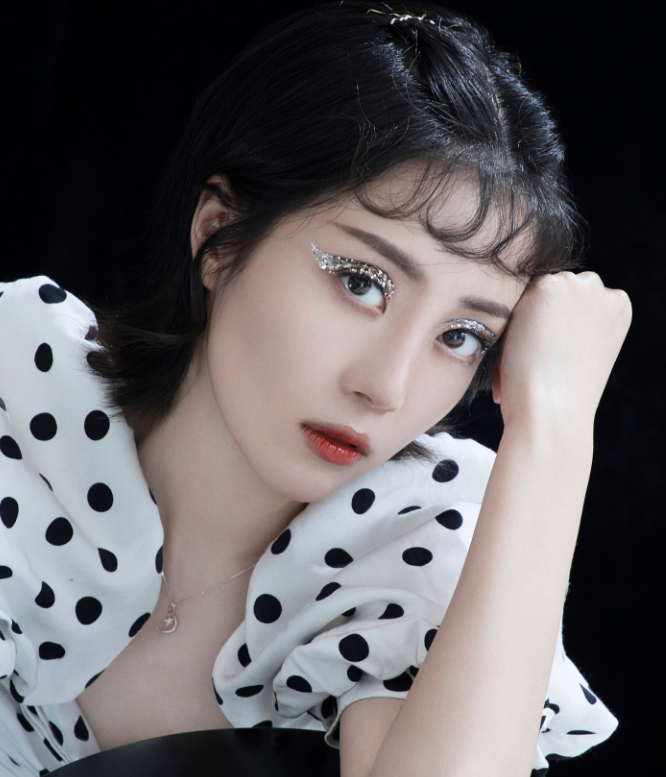 李溪芮时尚俊美写真,绝色容颜立体精致,看起来美丽万分