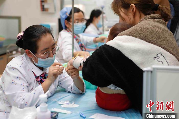 医护人员在为孩子打针. 殷立勤 摄