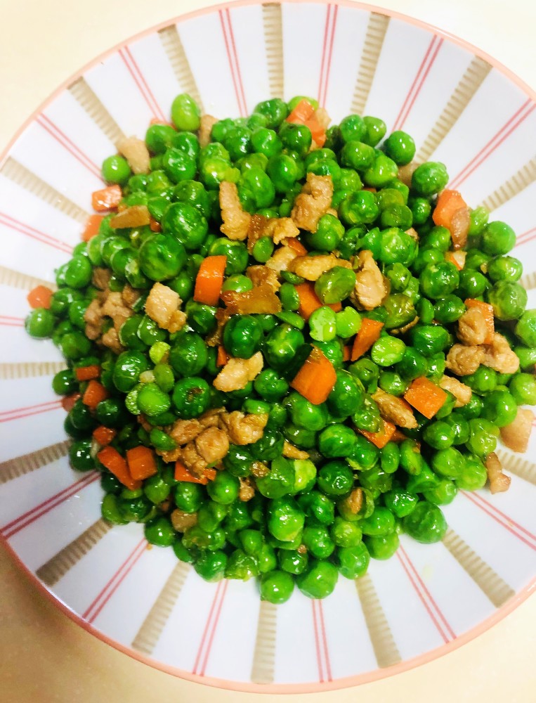 青豆炒肉末 小孩子喜欢吃荷兰豆,我想着估计也喜欢吃青豆的,平时青豆