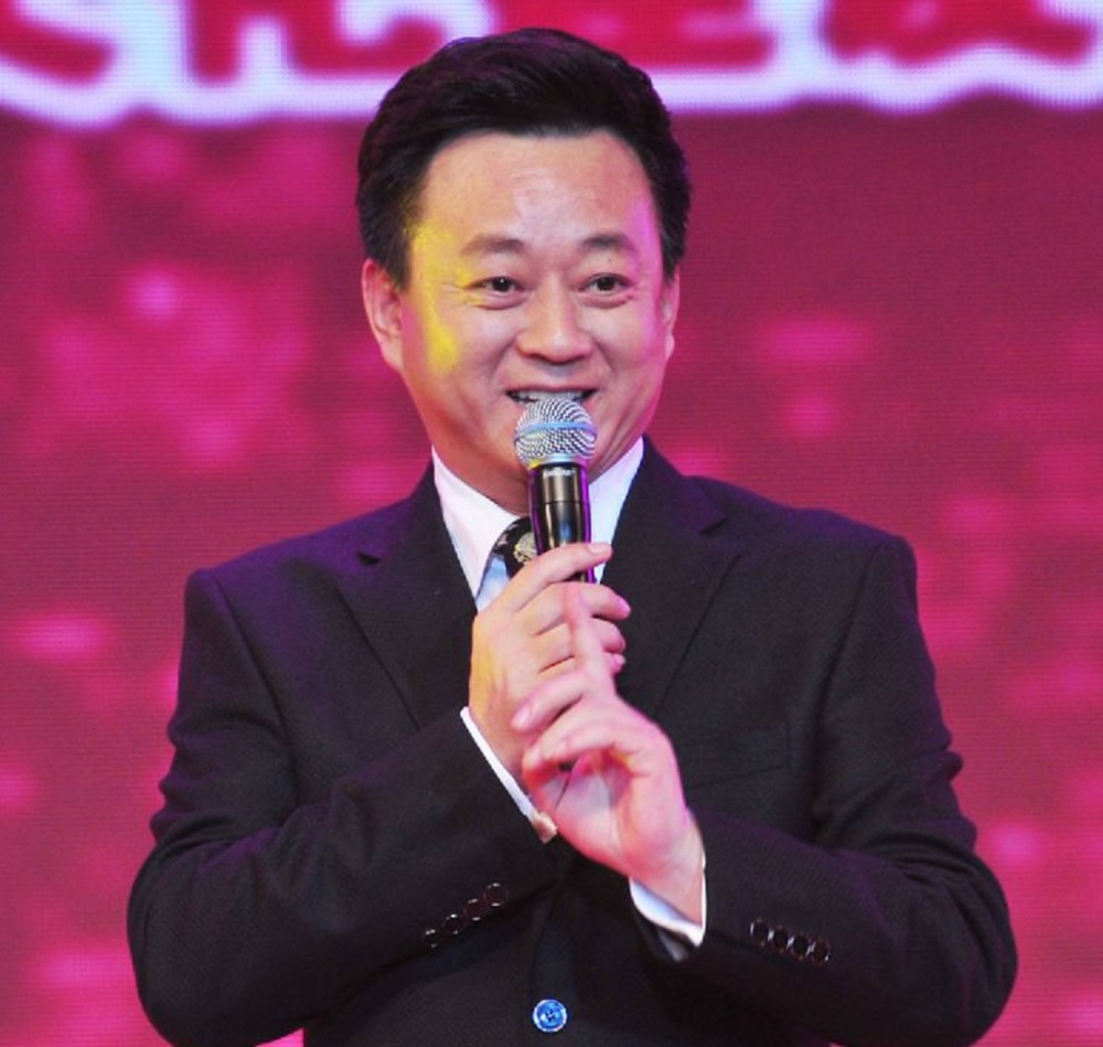 朱军新年全家福曝光,儿子身高直逼父亲,50岁妻子气质惊艳