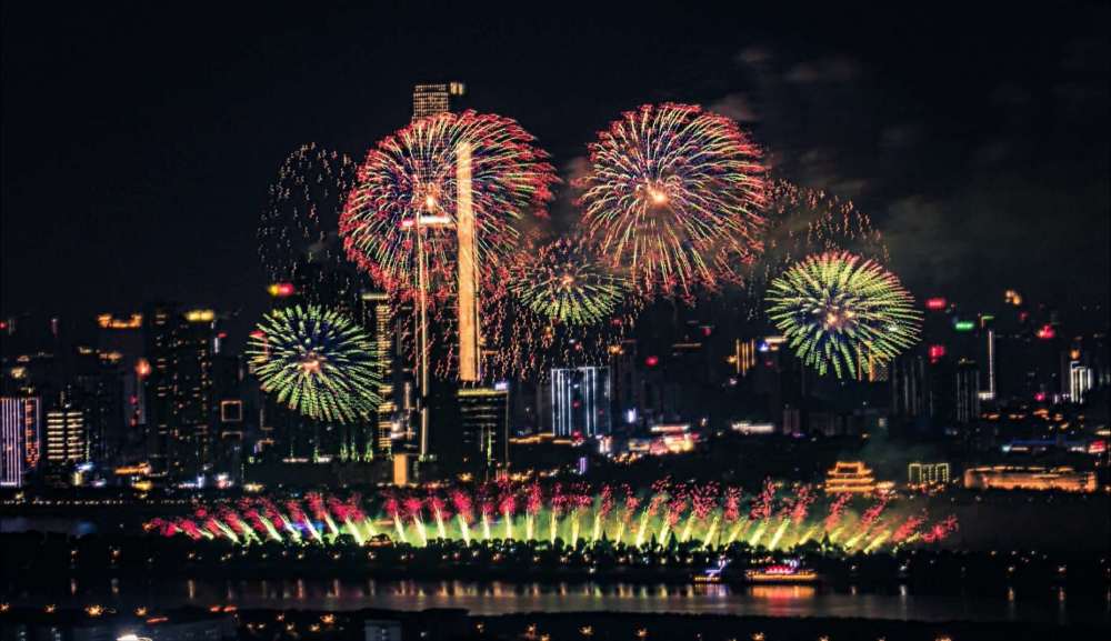 2020新年快乐,愿看到这烟花的你,在新的一年红红火火!