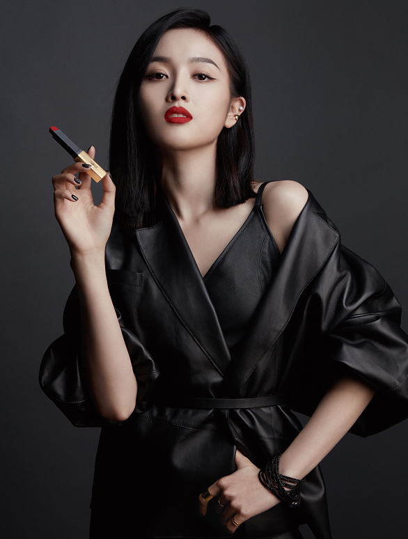 吴宣仪拿着口红摆拍,看到色号都说好看,谁注意她拿口红的手势?