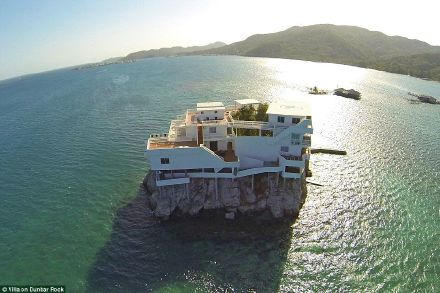 加勒比海的一块岩石上有座旅馆