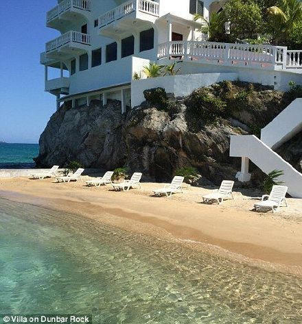 加勒比海的一块岩石上有座旅馆