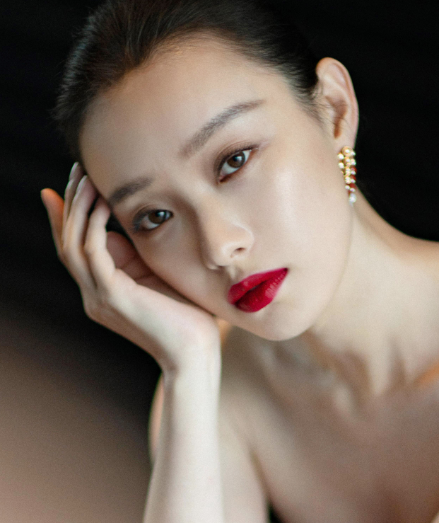 倪妮丸子头惊艳写真,宛如仙女下凡