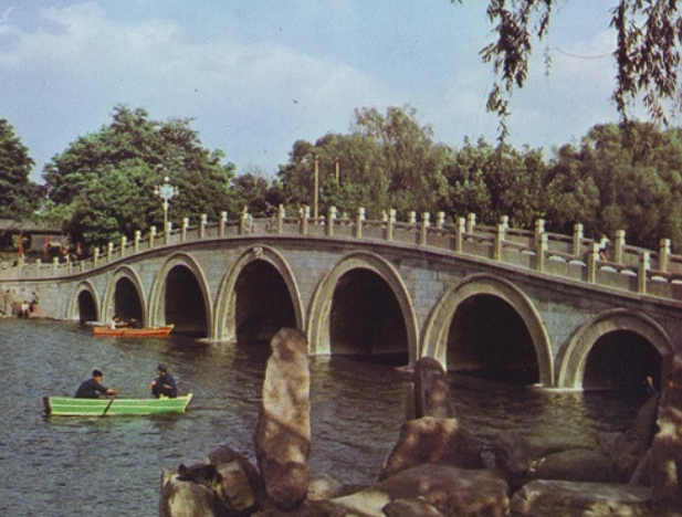 图为太原市迎泽公园七孔桥.