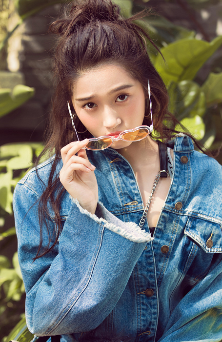关晓彤一组室外造型写真,简单随性少女感十足
