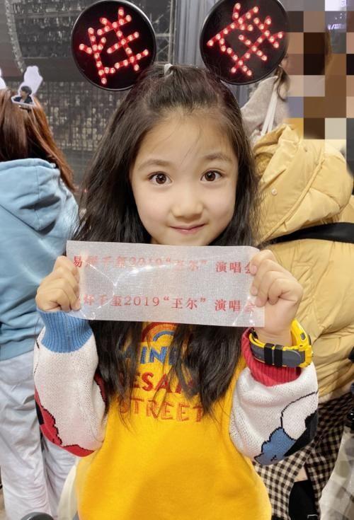 易烊千玺的"小女友"长大了,如今6岁穿婚纱,美成国民小