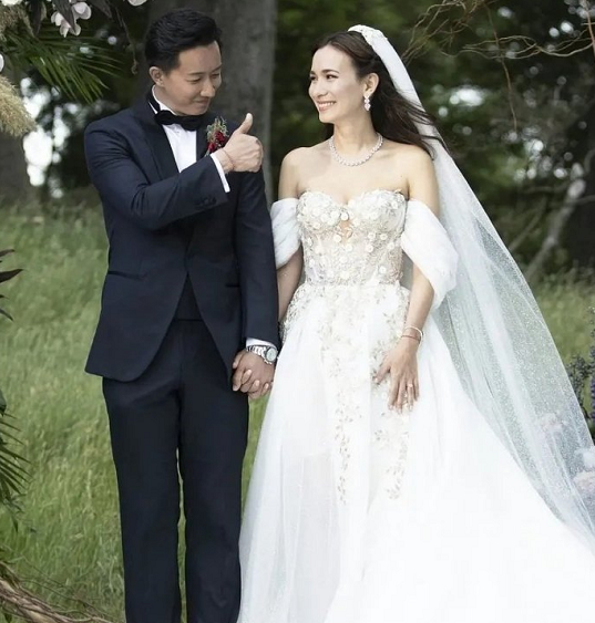 卢靖姗和韩庚举办婚礼,69岁爸爸照片曝光,原来是大家熟悉的他!