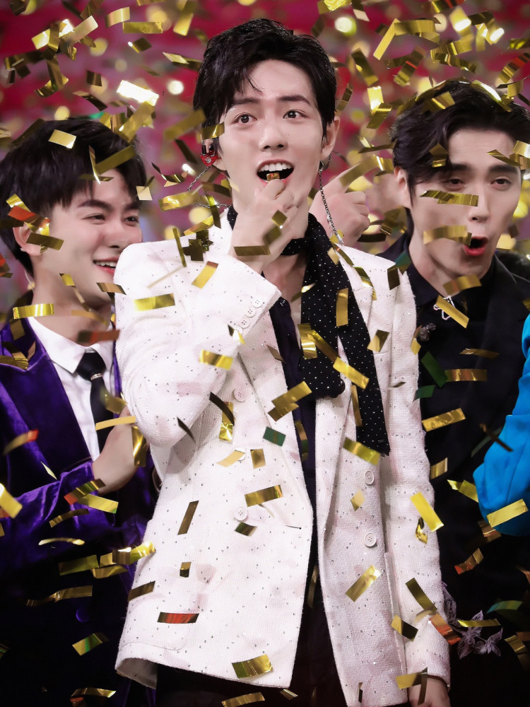 肖战舞台照上线,身穿亮片西装,深v造型帅气又禁欲!