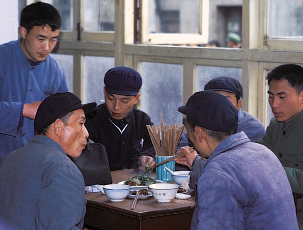 图为当时在国营饭店吃饭的百姓.