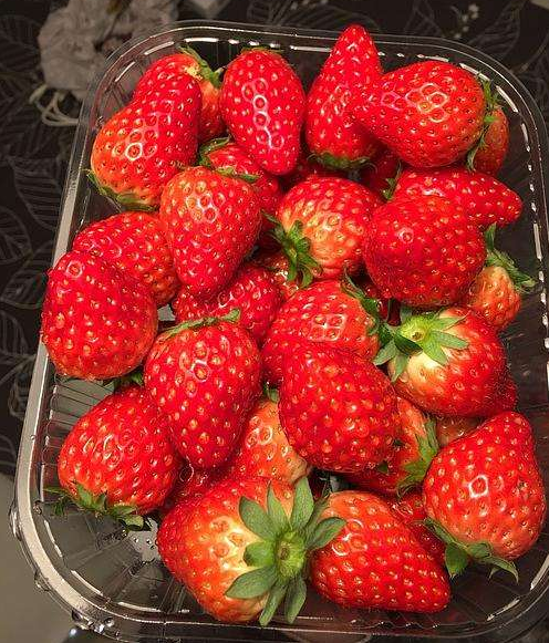 冬季买草莓,该挑大还是挑小?水果店老板教你3招,不甜不要钱!