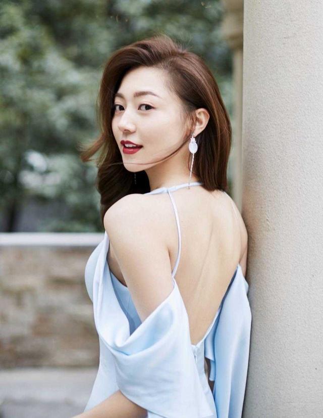 黄梦莹又现"s型"尤物身材,鱼尾式晚礼服好迷人,露背气质惊艳