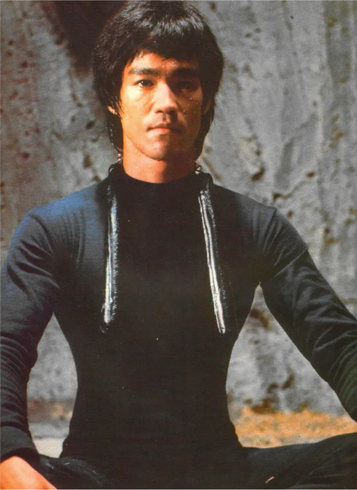 1971年李小龙拍了《唐山大兄》备受好评,之后的《精武门》和《龙争虎