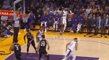 詹姆斯这球什么水平?霍华德模仿得很像?