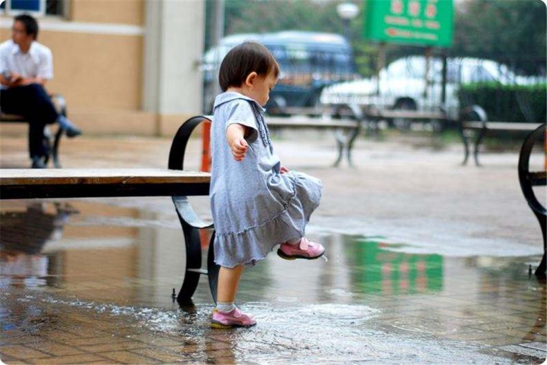 幼儿园孩子淋雨玩滑梯,外国老师却未阻止,中国家长:生病了咋办