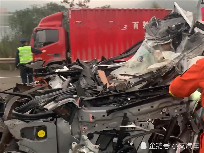 蔚来es8高速追尾大货车,被撞成易拉罐,a柱b柱全断,车主却无事生还?