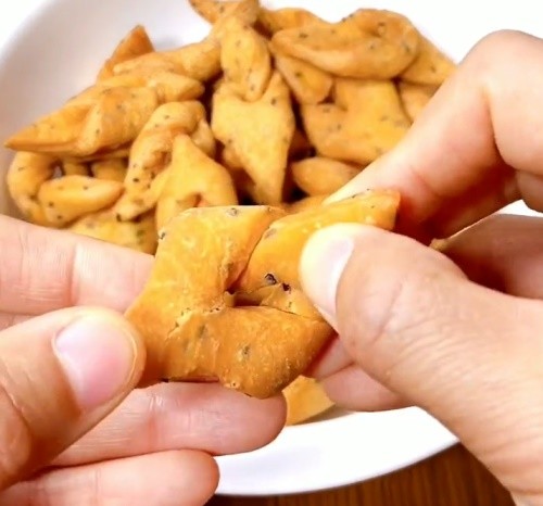 仅需简单2步,面粉瞬间变小零食,金黄香脆,一口一个嚼着吃