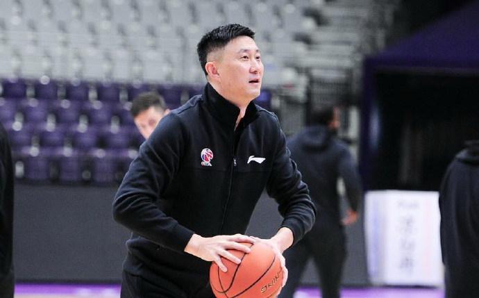 cba广东pk辽篮赛前训练,易建联摩拳擦掌,赵睿露笑容,杜锋秀3分