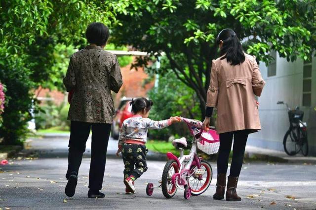 姥姥带孩子,超过这一时间就该"退位"了,以免全家麻烦不断