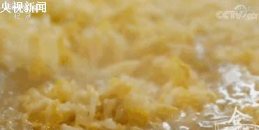 除了应付日常生活 白菜还可以用来腌酸菜 腌好之后,整个春节 可以和