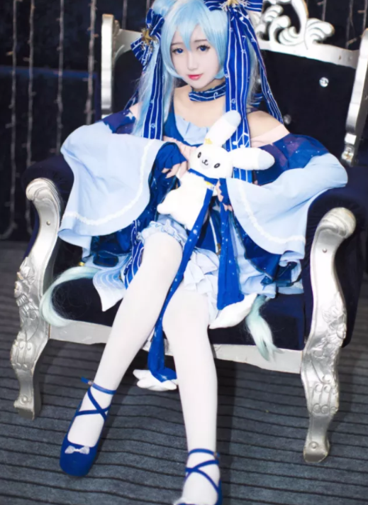 初中生cos初音未来,谁注意到她的坐姿?网友:你还是个孩子!