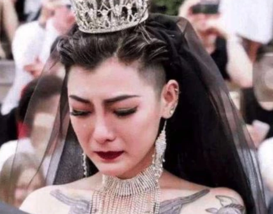 曾经满身纹身穿黑婚纱爆红的新娘,如今变成这副模样,真不敢相信