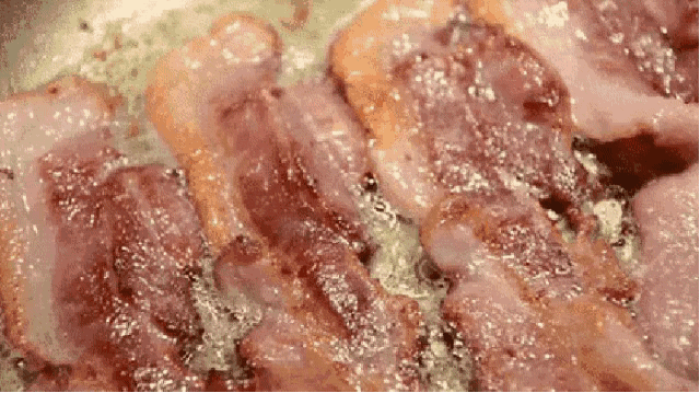 接下来就是抬上板凳,割掉猪头,然后挂上梯子开肠破肚,割下猪内脏后抬