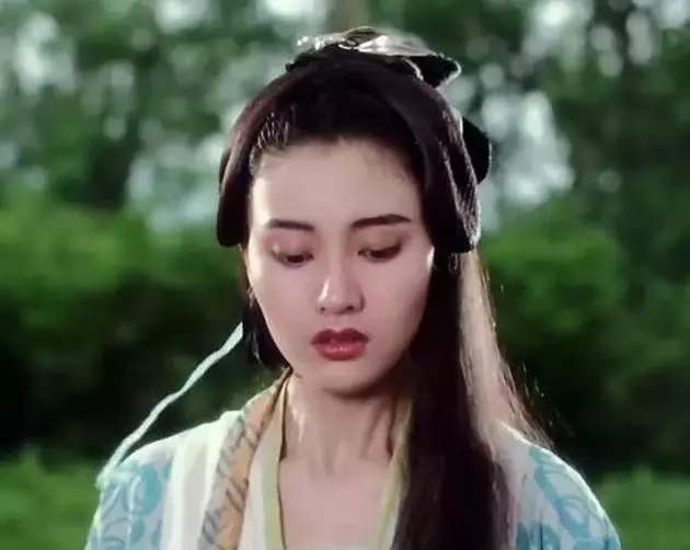 李嘉欣的美是极富个人魅力的,中葡混血的她继承了东方美女的娴静和