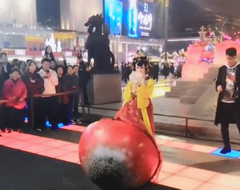 不倒翁小姐姐表演时翻车,男友做法引众怒,真当路人看不见?