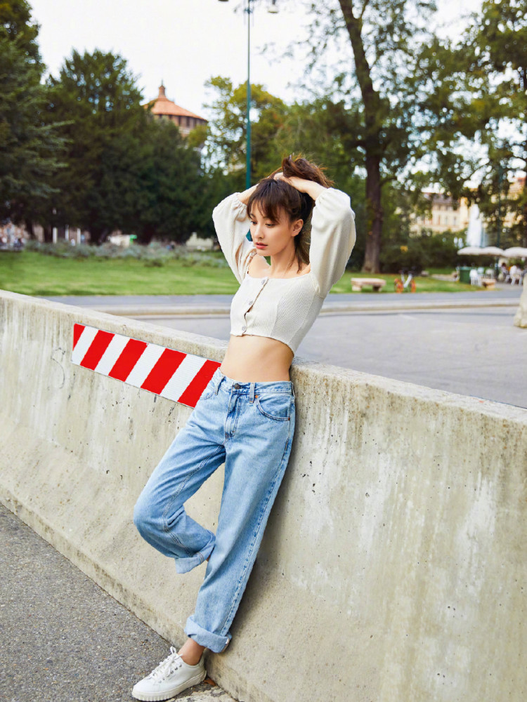 92斤吴昕瘦身成功,露脐装搭配牛仔裤,这身材女星里罕见!