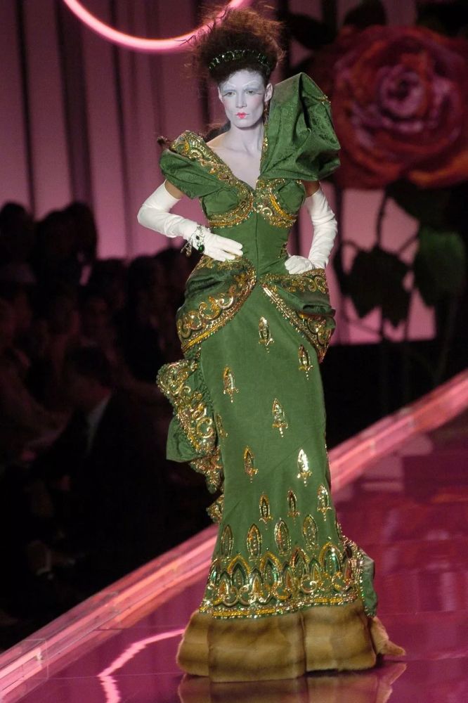 dior 2004秋冬高定秀场:绝代艳后