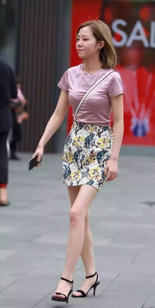 街拍美女:极品轻熟大姐姐