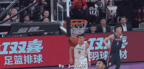 徐杰认真防守仍遭杜锋斥责原因是徐杰无视了杜锋击掌庆祝的请求