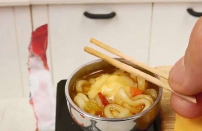 世界上最小的泡面,一代只有硬币般大,网友:一顿一百袋