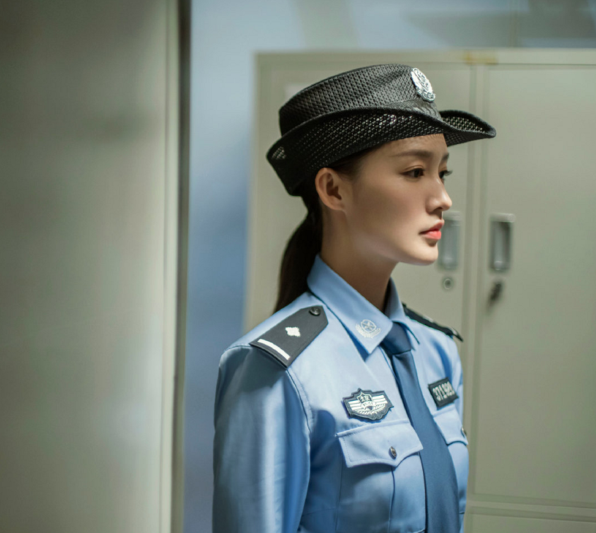 李沁大胆尝试"警察制服",看到成品的那刻:真想被她抓起来